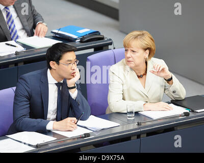 Berlin, Deutschland. 27. Juni 2013. Angela Merkel gibt eine Regierungserklärung zum Thema der letzten G8-Gipfel und auf den bevorstehenden Europäischen Rat 27. und 28. Juni in Brüssel beim Deutschen Bundestag in Berlin. / Foto: Angela Merkel (CDU), Bundeskanzlerin, im Gespräch mit Philipp Rösler (FDP), Bundesminister für Wirtschaft und Technologie. Bildnachweis: Reynaldo Chaib Paganelli/Alamy Live-Nachrichten Stockfoto