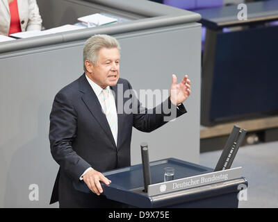 Berlin, Deutschland. 27. Juni 2013. Angela Merkel gibt eine Regierungserklärung zum Thema der letzten G8-Gipfel und auf den bevorstehenden Europäischen Rat 27. und 28. Juni in Brüssel beim Deutschen Bundestag in Berlin. / Foto: Credit: Reynaldo Chaib Paganelli/Alamy Live-Nachrichten Stockfoto