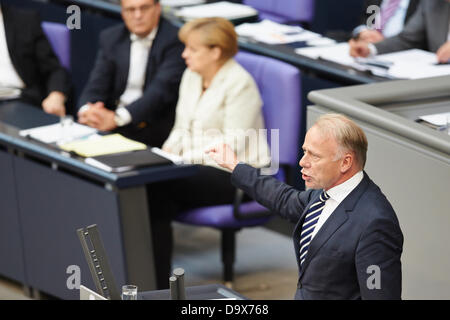 Berlin, Deutschland. 27. Juni 2013. Angela Merkel gibt eine Regierungserklärung zum Thema der letzten G8-Gipfel und auf den bevorstehenden Europäischen Rat 27. und 28. Juni in Brüssel beim Deutschen Bundestag in Berlin. / Foto: Juergen Trittin (grüne), Vorsitzender der grünen-Fraktion, im Gespräch mit dem Parlament nach der Regierungserklärung von Angela Merkel (CDU), Bundeskanzlerin. Bildnachweis: Reynaldo Chaib Paganelli/Alamy Live-Nachrichten Stockfoto