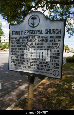 TRINITY EPISCOPAL Kirche Pfarrei organisiert 1812. Original-Kirche geweiht 1814; Heutige Kirche 1846. Auf dem Friedhof begraben liegen drei Wade Hamptons; Thomas Cooper, Erzieher; Henry Timrod, Dichter; W.c. Preston, US-Senator; Fünf Präsidenten der S.C.: drei Mannings, Hampton und Thompson; Soldaten der revolutionäre und später amerikanischen Kriege, darunter Oberst Peter Horry, Generäle Ellison Kapern, John S. Preston und States Rights Gist. Die Columbia Sesquicentennial Kommission 1936 errichtet. Stockfoto