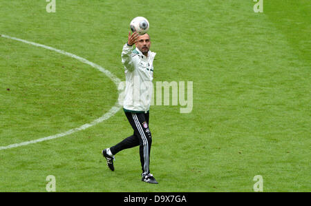 Bayern Trainer Pep Guardiola betreut sein Team während dem Training des Fußball-Bundesligisten FC Bayern München in München, Deutschland, 27. Juni 2013. Foto: Peter Kneffel Stockfoto