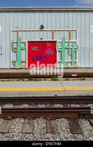 Der Santa Fe Railroad ist Gastgeber für einen Wochenmarkt sowie inoffizielle Graffiti-Künstler, wie hier zu sehen. Stockfoto