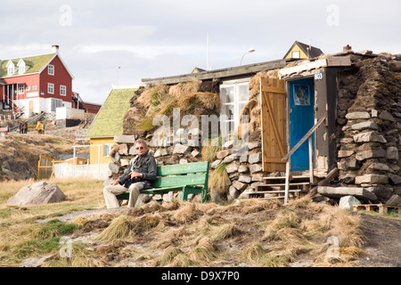 Ein traditionelles Haus aus getrockneten Torf gebaut und Stein, als ein nationales historisches Gebäude, Uummannaq, Grönland erhalten. Stockfoto