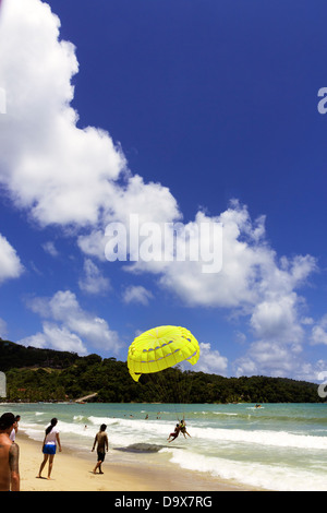 PATONG BEACH, PHUKET, THAILAND 4. August 2011: Ein Parasail-Operator unterstützt ein Kunde in ausziehen vom Patong Beach entfernt. Stockfoto