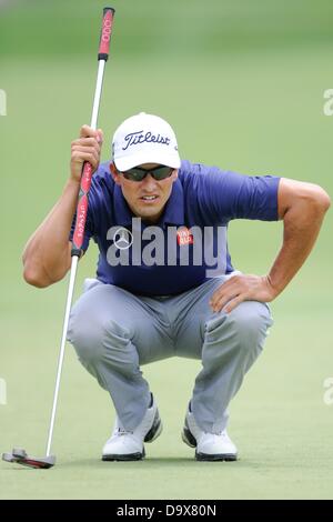 Bethesda, Maryland, USA. 27. Juni 2013. Adam Scott reiht sich seinen Putt während der Öffnungszeiten Runde spielen im AT&T National im Congressional Country Club in Bethesda MD. Bildnachweis: Cal Sport Media/Alamy Live-Nachrichten Stockfoto