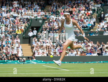 London, UK. 27. Juni 2013. Wimbledon Tennis Championships 2013 statt in The All England Lawn Tennis and Croquet Club, London, England, UK.    Serena Williams (USA) [1] (in orange Shorts) V Caroline Garcia (FRA) auf Platz Nr. 1.  Zwei aus einer Folge von drei. Bildnachweis: Duncan Grove/Alamy Live-Nachrichten Stockfoto