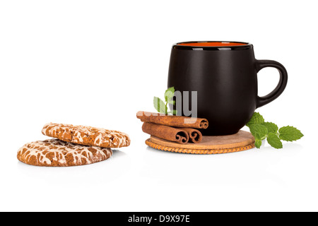Tasse schwarzer Tee mit Zimt und Keksen auf weißem Hintergrund Stockfoto