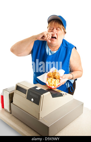 Unhygienischen Fastfood Arbeitskraft Niesen auf jemandes Mahlzeit. Weißen Hintergrund. Stockfoto