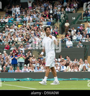 London, UK. 26. Juni 2013.  Wimbledon Tennis Championships 2013 statt in The All England Lawn Tennis and Croquet Club, London, England, UK.    Fernando Verdasco (ESP) (dunkle Haare) V Julien Benneteau (FRA) [31] Credit: Duncan Grove/Alamy Live News Stockfoto