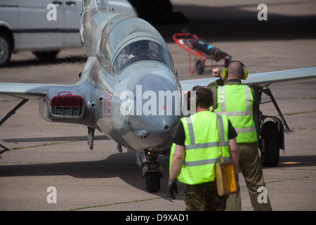 Ein Ex-Warschau Pakt kalten Krieges Iskra Jet Trainer am Flugplatz Bruntingthorpe während einer Anzeige Stockfoto