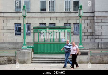 Älteres Ehepaar vorbei an den Art-Déco-Lüftung Bahnhof und Tunnel Büros Fluss Mersey Tunnel in der Stadt von Liverpool Stockfoto