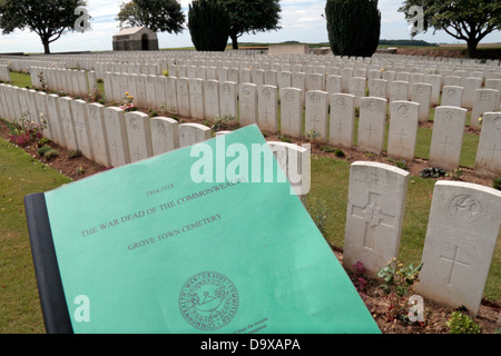 Typische CWGC Grab registrieren im Hain Stadt British Cemetery (oder Grove Friedhof), Meaulte, Somme, Picardie, Frankreich. Stockfoto