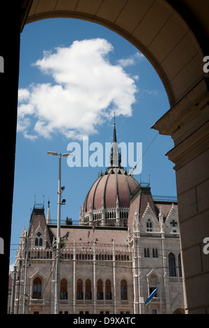 Das ungarische Parlamentsgebäude - Országház - gesehen durch einen Bogen Budapest, Ungarn Stockfoto