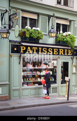 Schaufensterbummel für Frauen in der Patisserie Laduree in Saint German des Pres, Paris, Frankreich Stockfoto