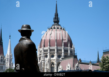 Statue von Imre Nagy mit Blick auf das Parlamentsgebäude - Országház - Martyrs' Square Budapest, Ungarn Stockfoto