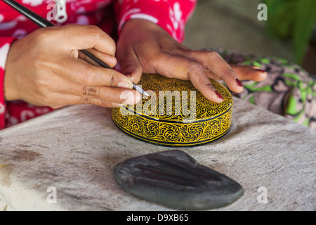 Myanmar, Bagan, Lacquerware Maker, Detail der Lackwaren Carving Stockfoto