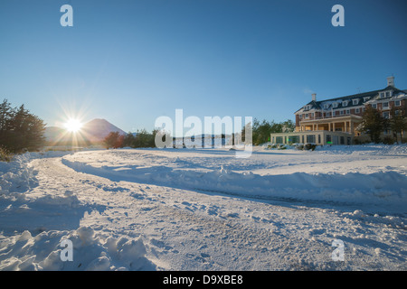 Die Sonne bricht durch eine Winterlandschaft. Mount Ngarahoe und Mount Ruapehu. Stockfoto