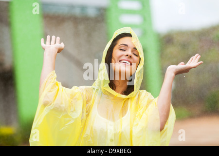 hübsche junge Frau, die den Regen im Freien genießen Stockfoto