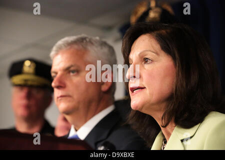 Boston, Massachusetts, USA. 27. Juni 2013. Suffolk-Staatsanwalt Daniel F. Conley, links, zusammen mit United States Attorney Carmen M. Ortiz, Recht, unter anderen Strafverfolgungsbehörden zu verkünden, dass eine federal Grand Jury Boston Marathon Bombardierungen Anklage Dzhokhar A. Tsarnaev am Moakley Federal Courthouse in Boston, Massachusetts auf Donnerstag, 27. Juni 2013 vermuten. Bildnachweis: Nicolaus Czarnecki/METRO US/ZUMAPRESS.com/Alamy Live-Nachrichten Stockfoto