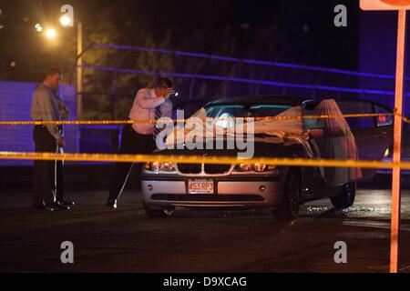 16. Juli 2012 - Boston, MA, USA - Boston Polizei untersuchen die Todesschüsse auf Daniel Abreu und Safiro Furtado, die in einem Auto bei Herald Street und Shawmut Avenue in Boston Südende gestorben, die Dreharbeiten fanden kurz nach 02:00 am 16. Juli 2012..Aaron Hernandez steht jetzt im Mittelpunkt der Untersuchung... Courtney Sacco (Kredit-Bild: © Courtney Sacco/ZUMAPRESS.com) Stockfoto