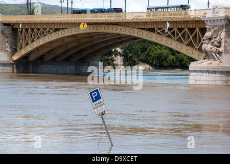 Ein Straßenschild, umgeben von Wasser in einer Straße überflutet durch die in der Nähe von Margaret Brücke Fluss Donau, Budapest, Ungarn Stockfoto