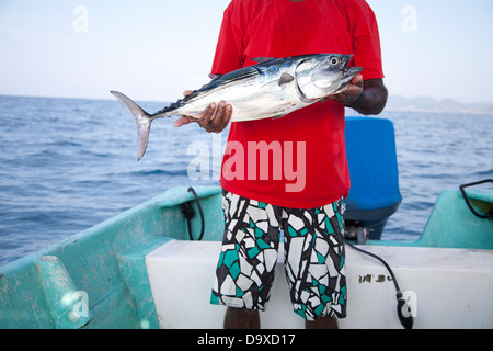 Mann mit Fisch auf Charterboot Angeln Stockfoto