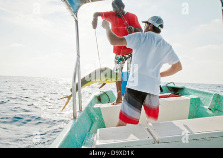 Zwei Männer auf Charta Fischerboot Stockfoto