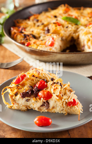 Pasta aus gebackenen Kuchen mit Tomaten und Basilikum Stockfoto