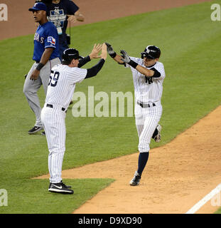 Ichiro Suzuki (Yankees), 25. Juni 2013 - MLB: Ichiro Suzuki von den New York Yankees feiert mit Dritten Base Coach Rob Thomson nach der Kollision mit eines Spaziergang von zu Hause weggelaufen im neunten Inning während der Major League Baseball Spiel gegen die Texas Rangers im Yankee Stadium in der Bronx, New York, Vereinigte Staaten von Amerika. (Foto: AFLO) Stockfoto