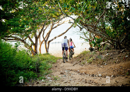 Paar Fahrrad auf den Weg zum Strand Stockfoto