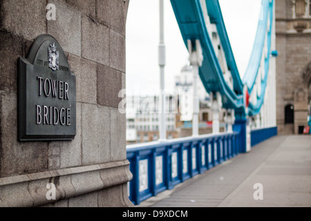 Zeichen der Tower Bridge, London, Vereinigtes Königreich Stockfoto