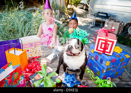Zwei Kindern und Hund auf Outdoor-Geburtstagsparty Stockfoto