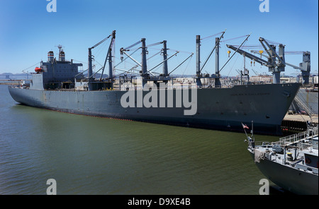 GTS Admiral W. M. Callaghan (T-AKR-1001) liefern Schiff ist festgemachten / angedockt an der ehemaligen Naval Air Station Alameda, Calif gesehen. Stockfoto