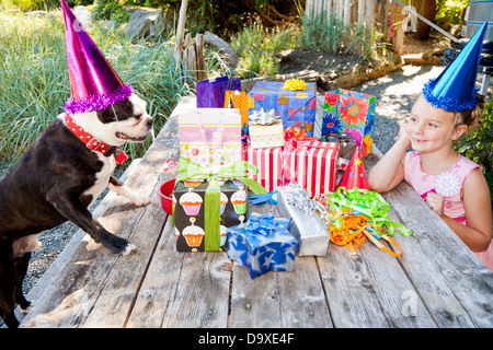 Junge Mädchen und Hund bei Outdoor-Geburtstag paty Stockfoto