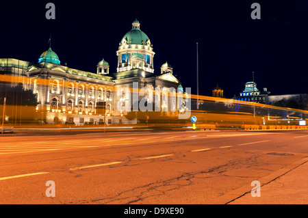 Serbische Parlament in Belgrad bei Nacht Stockfoto