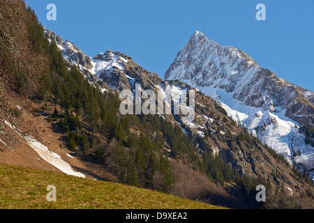 Höfats Höhepunkt in einer Ansicht von Gerstruben Dorf Stockfoto