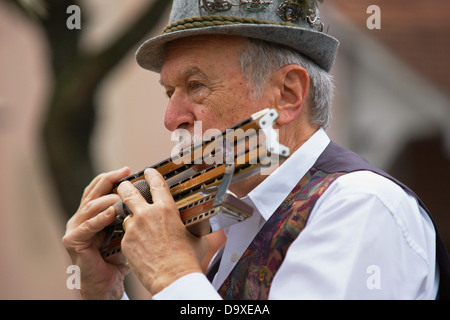 Bayerischen Stil gekleidet Mann Mundharmonikaspielen während der Oktoberfest-parade Stockfoto