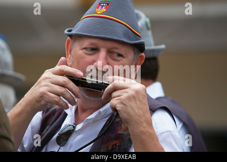 Bayerischen Stil gekleidet Mann Mundharmonikaspielen während der Oktoberfest-parade Stockfoto