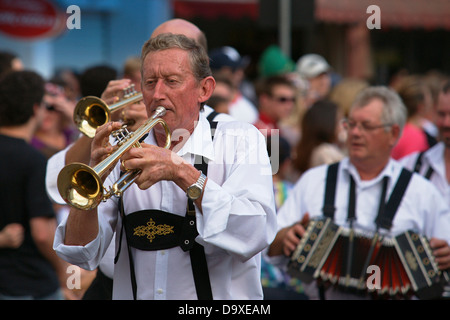 Bayerischen Stil gekleidet Trompeter während der Oktoberfest-parade Stockfoto