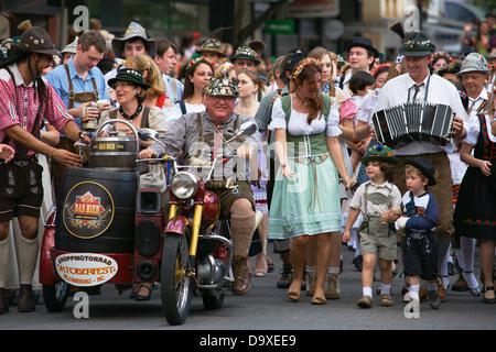 Bayerischen Stil gekleidet Mitglieder der social Club viel Spaß während der Oktoberfest-parade Stockfoto