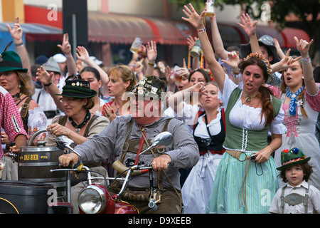 Bayerischen Stil gekleidet Mitglieder der social Club viel Spaß während der Oktoberfest-parade Stockfoto