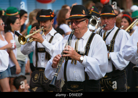 Bayerischen Stil gekleidet Musiker während der Oktoberfest-parade Stockfoto