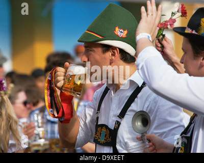 Bayerischen Stil gekleidet Mann mit einem Bier auf der Wiesn-parade Stockfoto