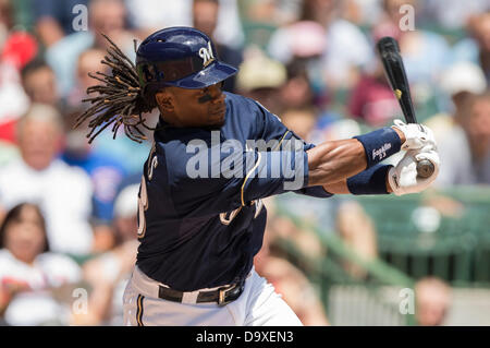 Milwaukee, Wisconsin, USA. 27. Juni 2013. 27. Juni 2013: Milwaukee Brewers zweiter Basisspieler Rickie Wochen #23 bis um zu schlagen während der Major League Baseball Spiel zwischen den Milwaukee Brewers und den Chicago Cubs im Miller Park in Milwaukee, Wisconsin. Die Cubs gewannen, 7-2. John Fisher/CSM. Bildnachweis: Csm/Alamy Live-Nachrichten Stockfoto