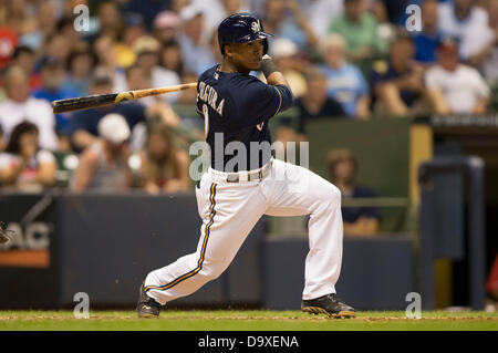 Milwaukee, Wisconsin, USA. 27. Juni 2013. 27. Juni 2013: Milwaukee Brewers Shortstop Jean Segura #9 in Juwel Aktion während der Major League Baseball Spiel zwischen den Milwaukee Brewers und den Chicago Cubs im Miller Park in Milwaukee, Wisconsin. Die Cubs gewannen, 7-2. John Fisher/CSM. Bildnachweis: Csm/Alamy Live-Nachrichten Stockfoto