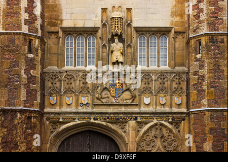 Detail der große Tor Eingang des Trinity College in Cambridge, Vereinigtes Königreich. Stockfoto