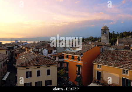 Am frühen Abend Blick auf Sirmione in das warme Licht des Sonnenuntergangs mit Lago di Garda im Hintergrund. Stockfoto