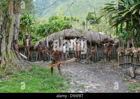 Papuan Leute im traditionellen Dorf am 14. November 2008 in der Nähe von Wamena, Papua, Indonesien. Stockfoto