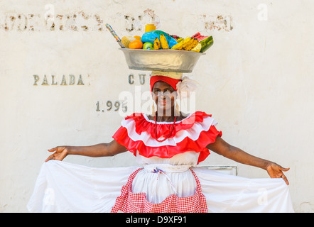 Palenquera Frau verkauft Früchte im Plaza Santo Domingo am 2. Dezember 2009 in Cartagena, Kolumbien Stockfoto