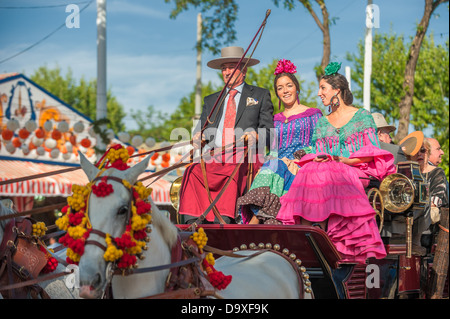 Sevilla, Spanien - April, 25: Parade der Wagen an der Sevillas April Fair am 25. April 2012 in Sevilla, Spanien Stockfoto